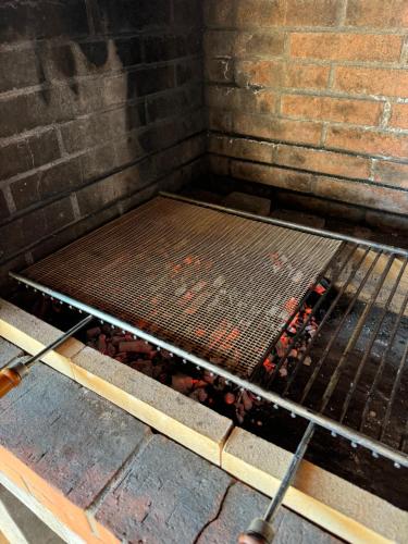 Kemudahan BBQ tersedia untuk tetamu di rumah percutian