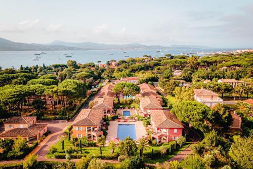 - une vue aérienne sur un quartier résidentiel avec des maisons et l'eau dans l'établissement Domaine de l'Astragale, à Saint-Tropez