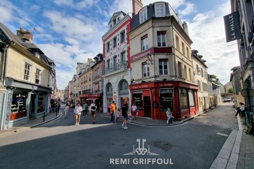 Un groupe de personnes marchant dans une rue avec des bâtiments dans l'établissement L’Orée des Brumes Historic Center 2 people, à Honfleur