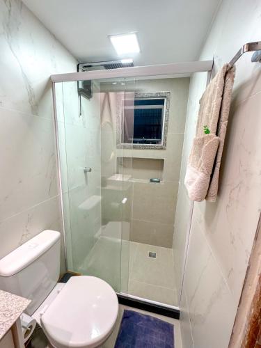 a bathroom with a shower and a toilet at Apartamento 1 quarto Jardim da Penha in Vitória