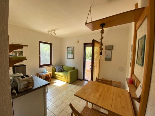 un soggiorno con tavolo e divano verde di Ferienhaus Soline a Soline