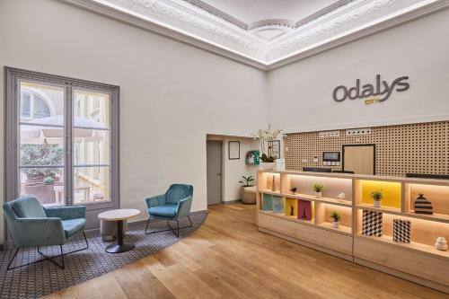 a waiting room with two chairs and a table at Appart Hotel Odalys City Montpellier Les Occitanes in Montpellier