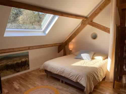 une chambre avec un lit et une fenêtre dans l'établissement Le Shala Samarien - Maison Familiale, à Machiel