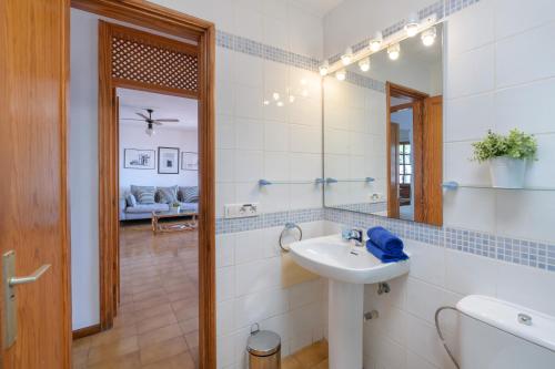 een badkamer met een wastafel en een spiegel bij Puerto Chico 7 in Playa Blanca