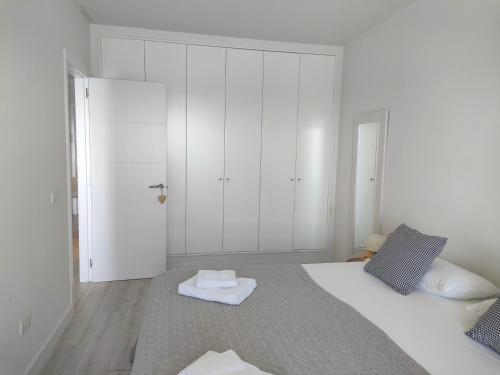 Una cama o camas en una habitación de Apartamento mágico con vistas al mar