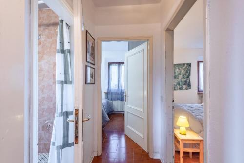 a hallway with a door leading to a bedroom at Al Poggio Della Capannina in Castellina in Chianti