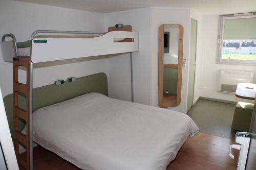 - une chambre à l'hôpital avec des lits superposés et un miroir dans l'établissement Hotel Ibis Budget Nice Palais Nikaia, à Nice