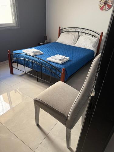 1 cama y 1 silla en una habitación en D Pitsillos Homes luxury, en Lárnaca