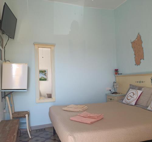 TV a/nebo společenská místnost v ubytování B&B Eleonora D'Arborea, Centro Storico