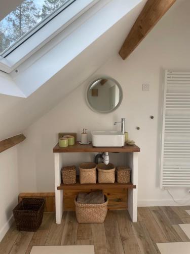 une salle de bain avec un lavabo et un miroir dans l'établissement Le Shala Samarien - Maison Familiale, à Machiel