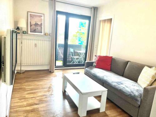 un salon avec un canapé et une table basse dans l'établissement M20 Marquer Superbe t2 Gare Annemasse, à Annemasse