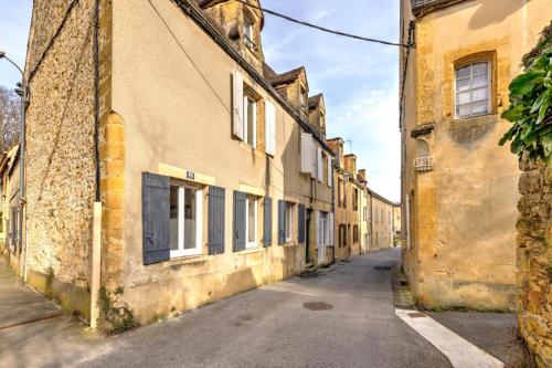 une rue vide dans une vieille ville avec des bâtiments dans l'établissement Studio proche centre ville, à Sarlat-la-Canéda