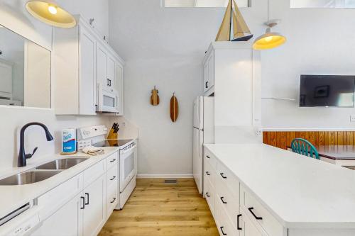 Kuchyň nebo kuchyňský kout v ubytování Cozy Coastal