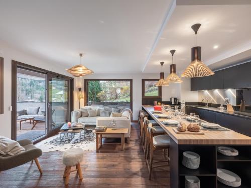 - une cuisine et un salon avec une grande île et une table dans l'établissement Quintessence A102 - Bo Immobilier- Châtel - Châtel Multipass Été 2025 en option au tarif de 3euros par jour et par personne, à Châtel