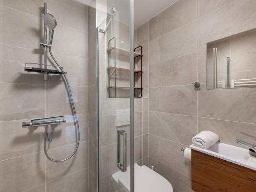Ένα μπάνιο στο Quintessence A102 - Bo Immobilier- Châtel - remises sur les forfaits de skis Châtel ou Portes du soleil