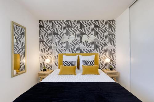 - une chambre avec un lit et 2 oreillers jaunes dans l'établissement PoPColor Idéal Famille-Groupes-Pro 8Min de paris, à Noisy-le-Sec