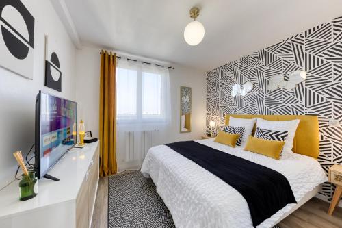 - une chambre avec un grand lit et une télévision dans l'établissement PoPColor Idéal Famille-Groupes-Pro 8Min de paris, à Noisy-le-Sec