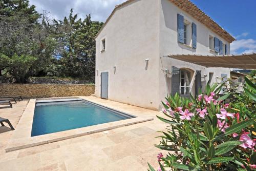 une villa avec piscine devant une maison dans l'établissement Villa Doce Lar, à Lioux