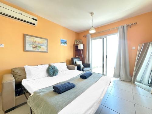 Postel nebo postele na pokoji v ubytování Angela's Sunset Holiday Apt - Ayia Napa