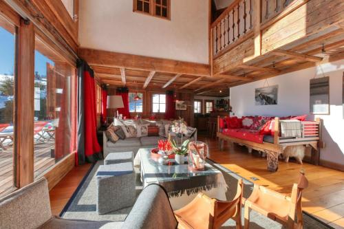 un salon avec un canapé et une table dans l'établissement Chalet Foret Rouge, à Chamonix-Mont-Blanc