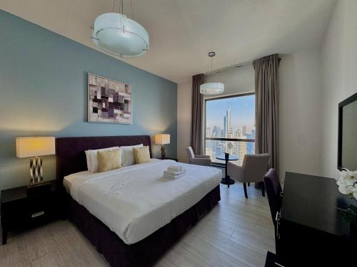Postel nebo postele na pokoji v ubytování 3BR Apartment With Gorgeous Marina View on JBR Beach near Mall, Metro & Dubai Eye- By Sunkissed Holiday Homes
