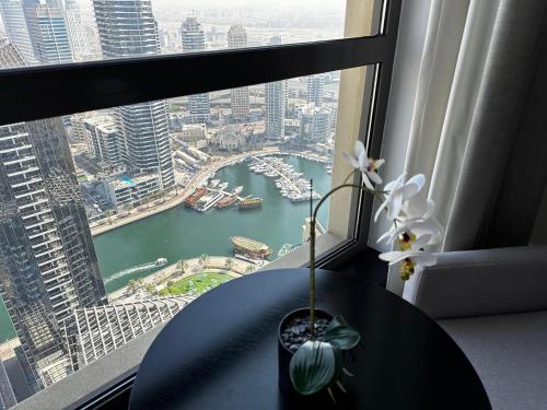 Nespecifikovaný výhled na destinaci Dubaj nebo výhled na město při pohledu z apartmánu