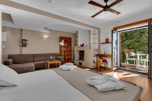 a bedroom with a bed and a living room with a fireplace at Boutique Hotel Marco Polo in Gradac