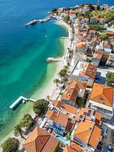 an aerial view of a beach with houses and the ocean at Boutique Hotel Marco Polo in Gradac