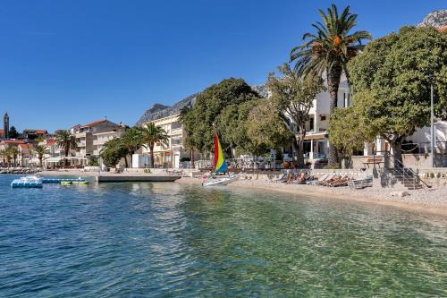 a body of water with a beach and buildings at Boutique Hotel Marco Polo in Gradac