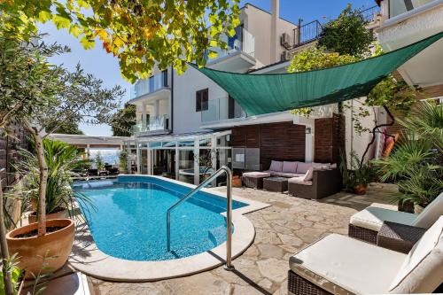 a swimming pool in the middle of a building at Boutique Hotel Marco Polo in Gradac