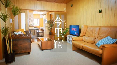 a living room with a couch and a tv at Perfect for families Spacious 4bedrooms Washer-dryer Car Free Parking ファミリーに最適 4LDK 洗濯乾燥機 駐車場無料 in Osaka