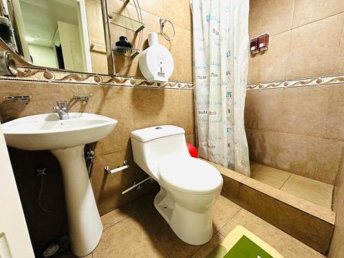 a small bathroom with a toilet and a sink at Confort Home - Apartamento Girasol in Baños