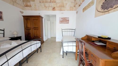 Una cama o camas en una habitación de B&B Corte Regina Esther