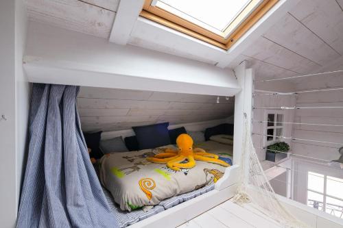 Cette chambre comprend un lit avec une pieuvre. dans l'établissement La Mamy - Wi-fi - 400m plage, à Pornichet