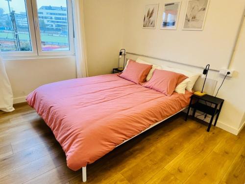 a large bed in a room with a large window at Tu paraíso en Luanco in Luanco