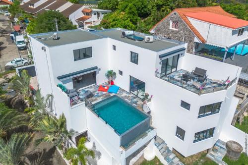 Bazén v ubytování Villa Perle - Escale de Prestige face à la Mer nebo v jeho okolí