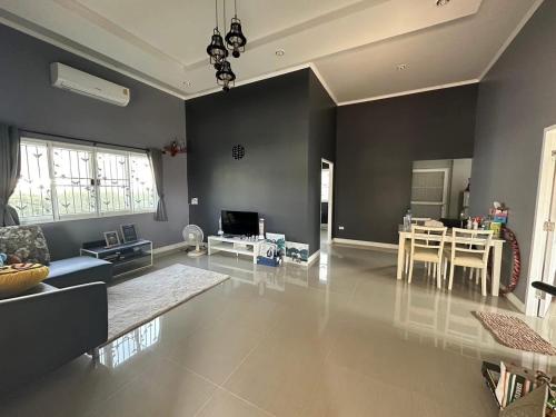 Μια τηλεόραση ή/και κέντρο ψυχαγωγίας στο บ้านมีสุข แก่งกระจาน