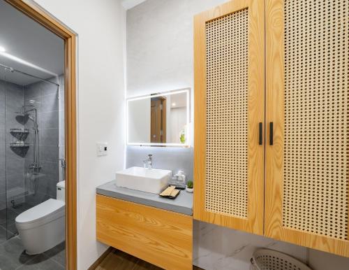 Koupelna v ubytování 5min Walk MyKhe Private Pool Villa