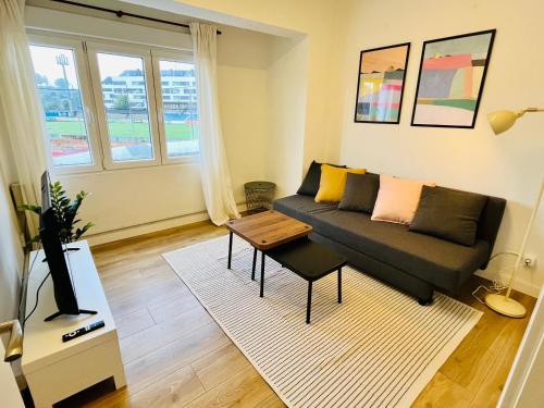 a living room with a couch and a table at Tu paraíso en Luanco in Luanco