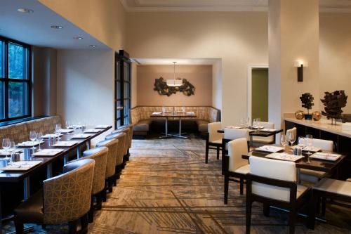 Χώρος καθιστικού στο Fairfax Marriott at Fair Oaks