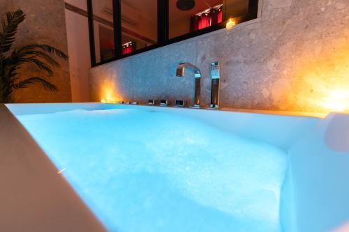 La salle de bains est pourvue d'une baignoire et d'un lavabo. dans l'établissement Nice Centre - Loft - Balnéo 1, à Nice