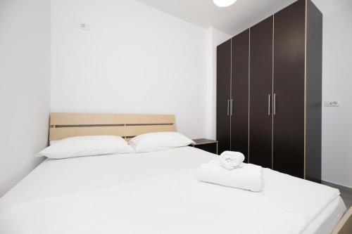 a bedroom with a bed with two towels on it at Rezidenca Panorama Apartments in Vlorë