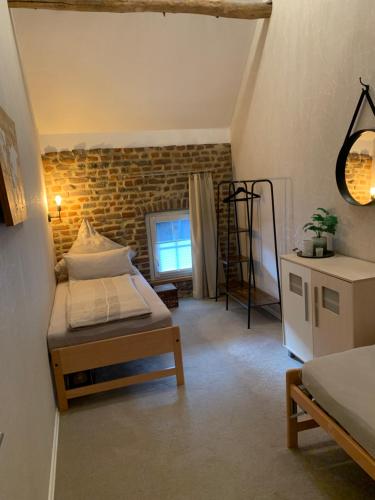 GangeltにあるFerienwohnung Hoffmannのベッドとレンガの壁がある寝室