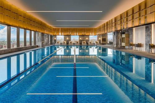 Bazén v ubytování Kaohsiung Marriott Hotel nebo v jeho okolí