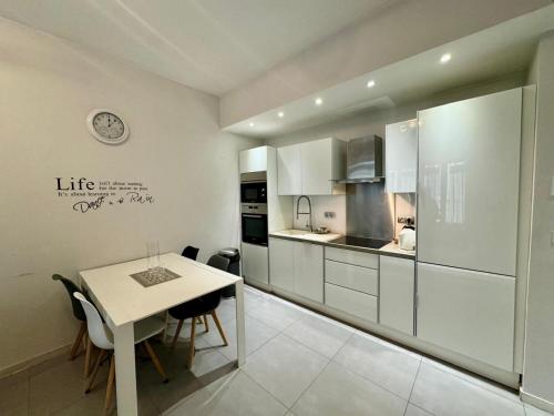 Küche/Küchenzeile in der Unterkunft Suite Doulce France FSHH