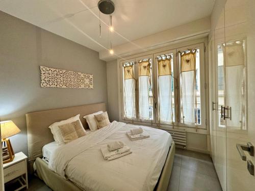 une chambre avec un lit avec deux serviettes dessus dans l'établissement Suite Doulce France FSHH, à Nice