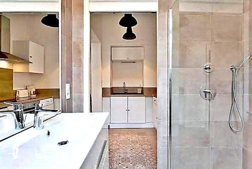 une salle de bain avec une douche et un lavabo et une douche dans l'établissement Le Palais Bellevue - Cannes, à Cannes