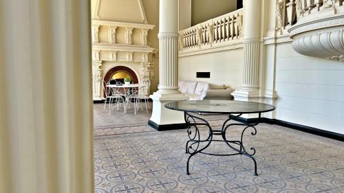 une table au milieu d'une pièce avec colonnes dans l'établissement Le Palais Bellevue - Cannes, à Cannes