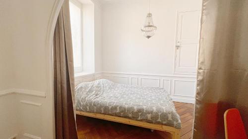 un lit dans une chambre avec une fenêtre dans l'établissement Le Palais Bellevue - Cannes, à Cannes