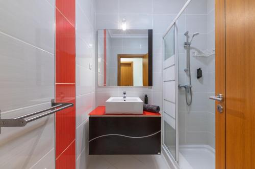 ein Badezimmer mit Waschbecken und Spiegel in der Unterkunft Jardins Vale de Santa Maria G, with pool in Albufeira